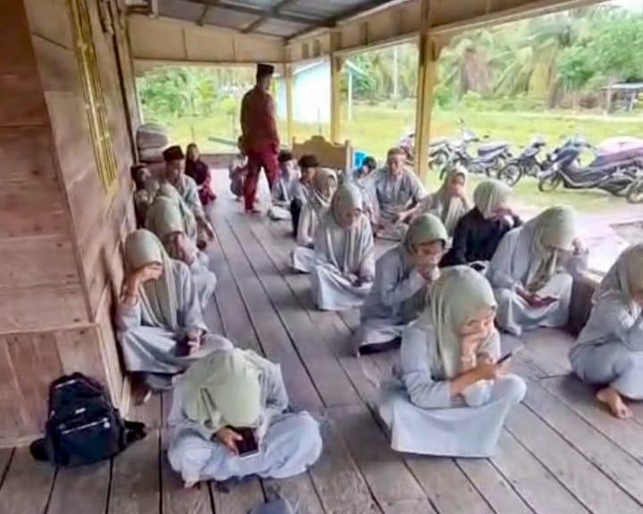 Pelajar SMA Kelas Jauh Diusir, Kini Terpaksa Ujian di Teras Masjid