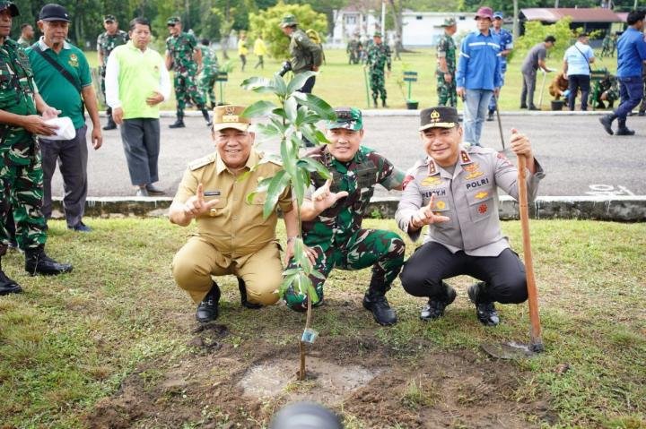 Hari Juang TNI AD 2025, Plt Gubri Bersama Pangdam XIX/TT dan Kapolda Riau Tanam Pohon