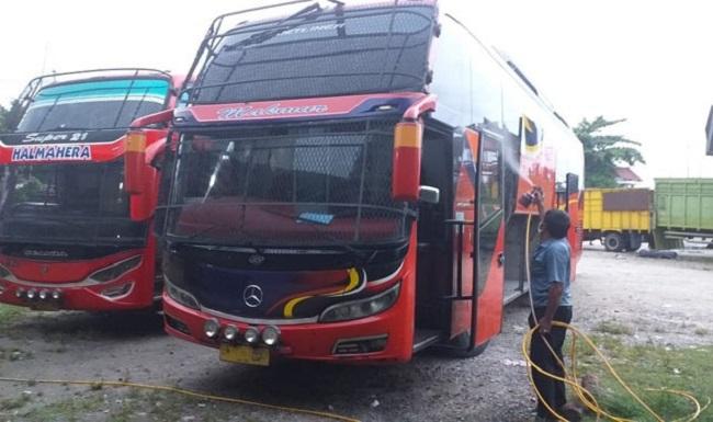 Cegah Covid-19, Bus Makmur/Halmahera Disinfektan