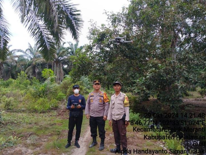 Antisipasi Karhutla Jelang Pilkada, Polsek Teluk Meranti Pantau Titik Api Lewat Drone