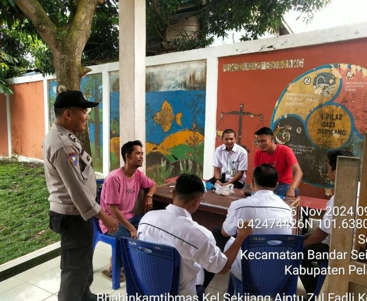 Polsek Bandar Sekijang Sambangi Pegawai Puskesmas Ajak Sukseskan Pilkada 2024