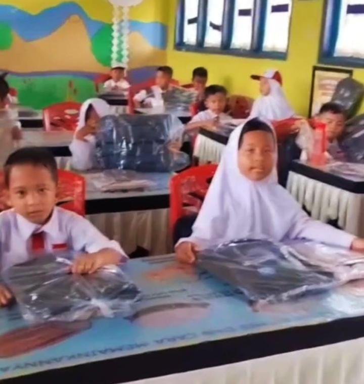 9.000 Murid SD di Rohul Terima Seragam Gratis, Wali Murid Ucapkan Terima Kasih kepada Bupati