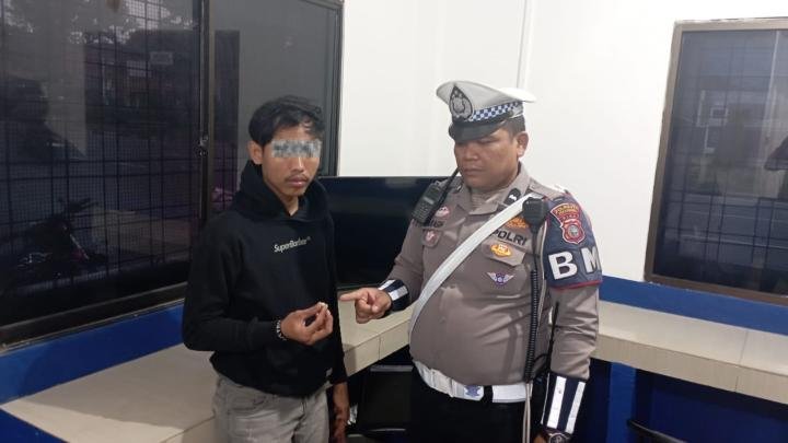 Didatangi Polantas Lantaran Tak Pakai Helm, Pengendara Buang Inek ke Aspal 