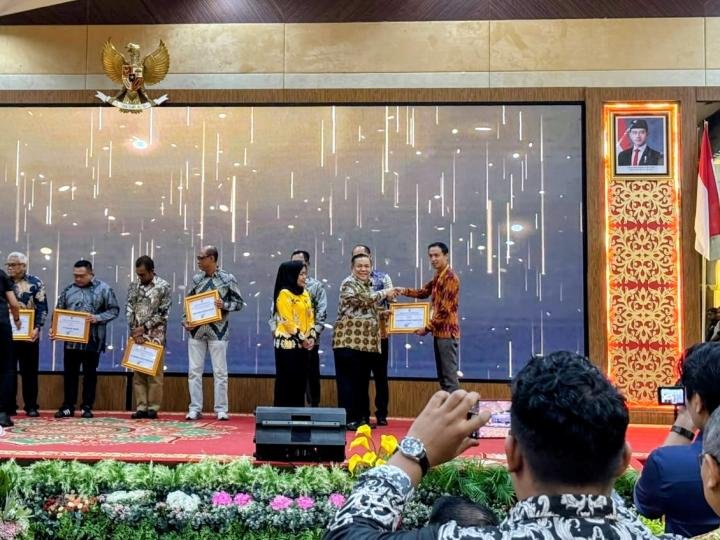 Alfamart Raih Penghargaan dari Gubernur Riau atas Komitmen Penyerapan Tenaga Kerja Disabilitas