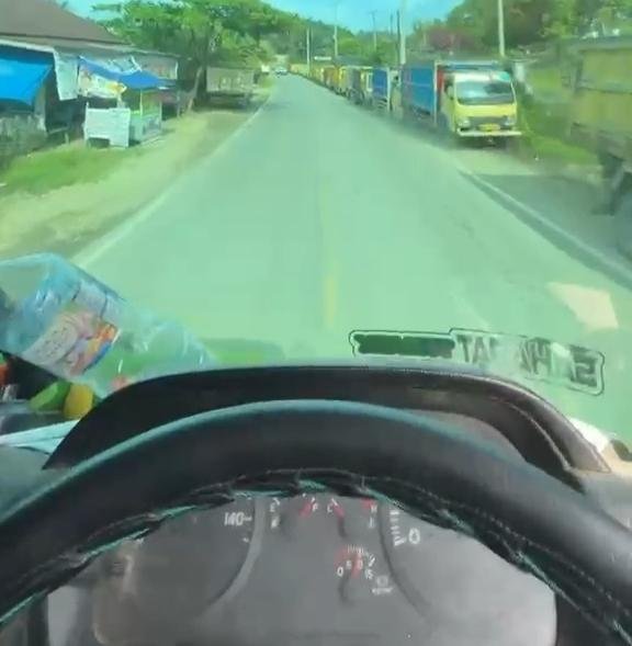 Lima Jam Lebih Antre di SPBU, Sopir Truk Pengangkut Pupuk Tak Kebagian Solar
