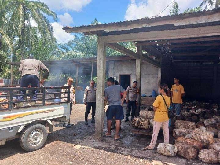 Kapolsek Siak Kecil Edukasi Petani Karet Ciptakan Suasana Pilkada Damai 2024