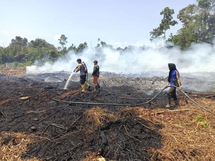 Kapolres Bengkalis Pimpin Pemadaman 25 Hektare Lahan Terbakar di Bantan
