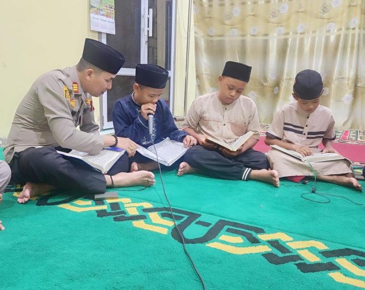 Usai Tarawih, Kapolsek Kempas dan Personel Gelar Tadarus Bersama Remaja Masjid Hidayatullah