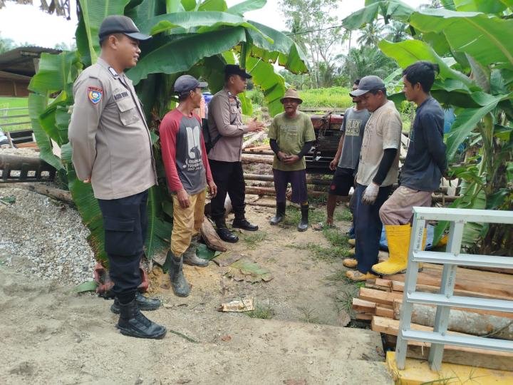 Polsek Siak Kecil Libatkan Pekerja Bangunan Jaga Kondusivitas dan Keselamatan Pasca Pilkada