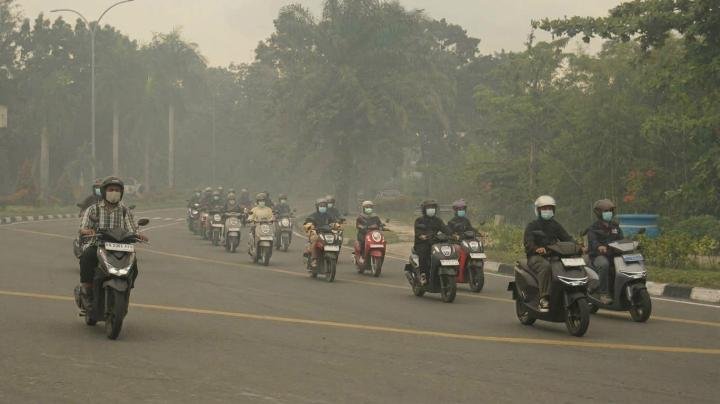 Capella Honda Bagikan Tips Cari Aman Naik Motor saat Jarak Pandang Terbatas