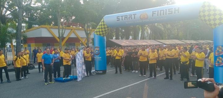 Olahraga Bersama, Polda Riau Berikan Bibit Pohon dan Bansos untuk Masyarakat 