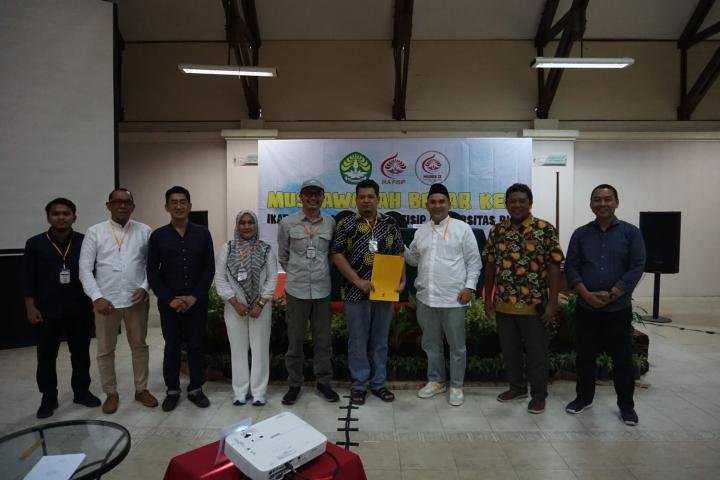 Dr Moris Pimpin IKA FISIP Unri