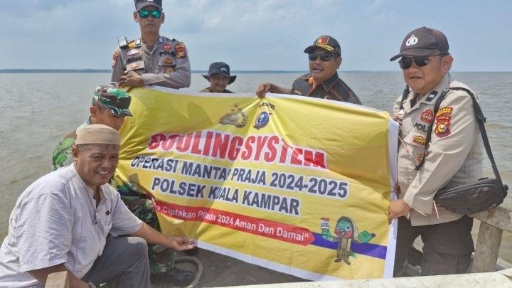 Tengah Laut, Polsek Kuala Kampar Kampanyekan Pilkada Damai di Atas Kapal