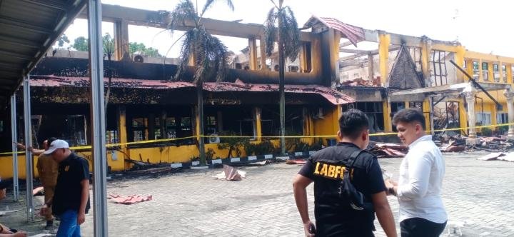Tim Labfor Polda Lakukan Olah TKP: Ungkap Penyebab Kebakaran Kantor Disnakertrans Riau