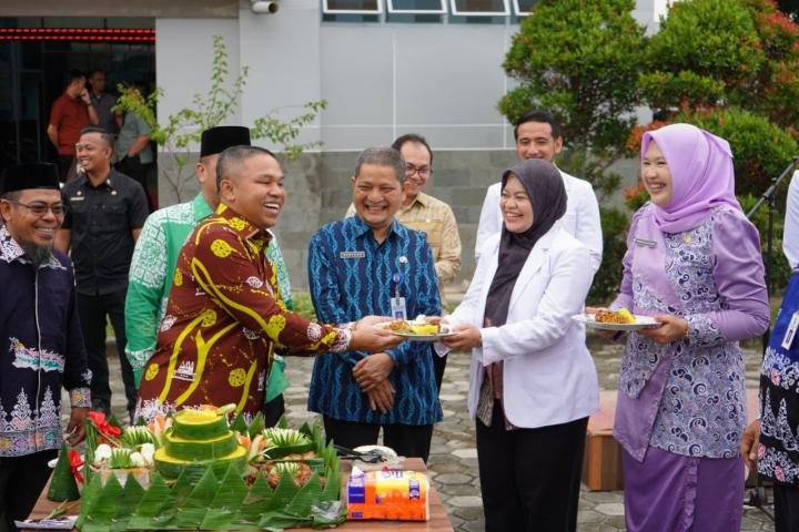 Peringati Hari Kesehatan Jiwa Sedunia di RSJ Tampan, Gubri: Jangan Biarkan Pasien Kehilangan Harapan