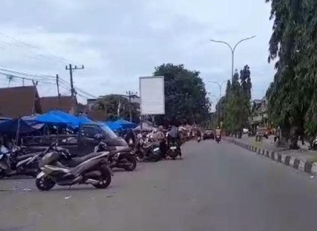 Kinerja Jukir di KM 4 Dipertanyakan, Ambil Duit Tak Ada Karcis dan Parkir Sampai ke Tengah Jalan