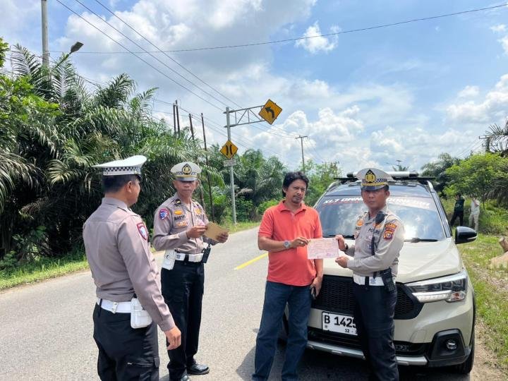 Tak Gunakan TNKB Asli, Kasat Lantas Polres Inhu Tindak Tegas Pelanggar Lalu Lintas 