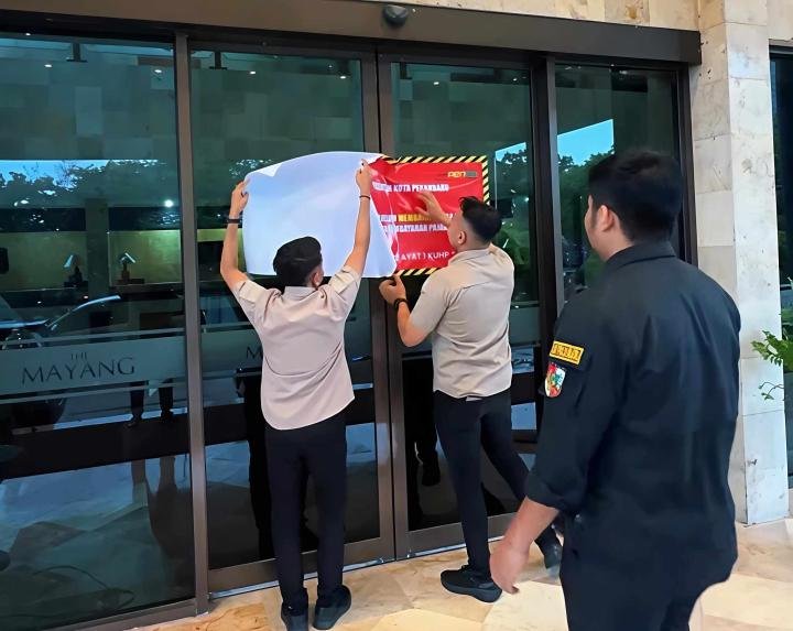 Bapenda Pekanbaru Pasang Stiker Tunggakan Pajak ke Hotel di Kawasan Sudirman 