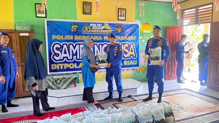 Ditpoludara Baharkam Polri dan Ditpolairud Polda Riau Salurkan Bantuan Sosial di Kepulauan Meranti