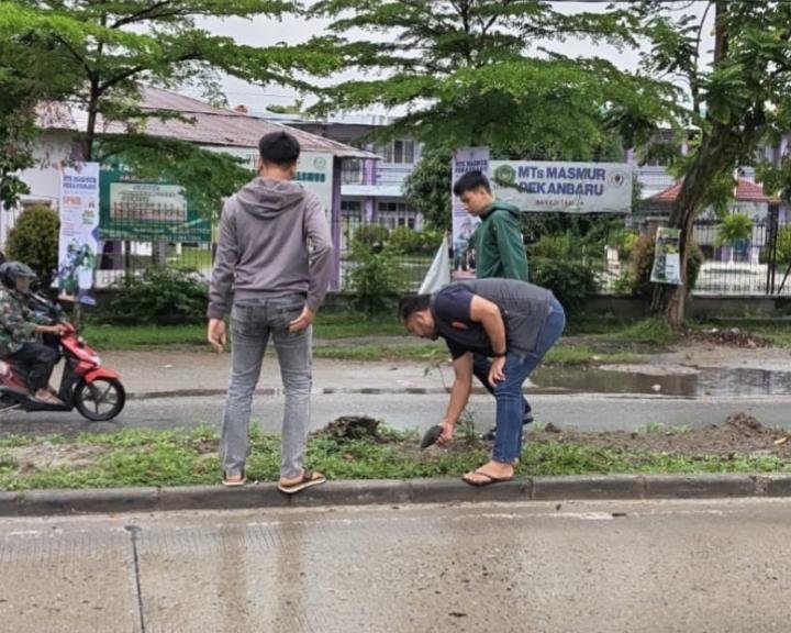 Dipepet dan Diancam Parang, Pengendara Tinggalkan Motor di Depan Perumahan Sidomulyo