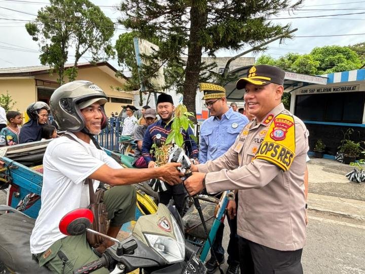Polres Inhu Bersama Bubuhan Banjar dan Pemuda Inhil Berbagi Bibit Pohon serta Takjil Gratis  