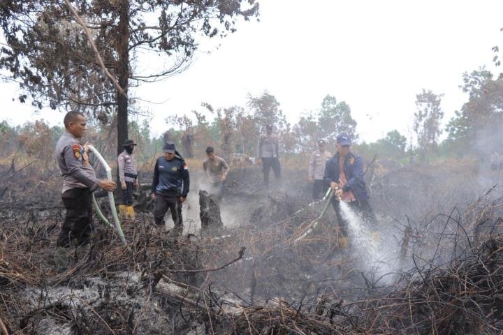 10 Hektare Lahan Gambut Terbakar, Kapolres Kampar Berjibaku di TKP