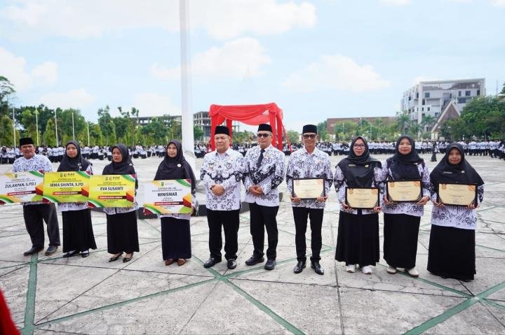 Momen Peringatan HGN 2025, Delapan Guru Berprestasi Raih Umrah oleh Pemprov Riau