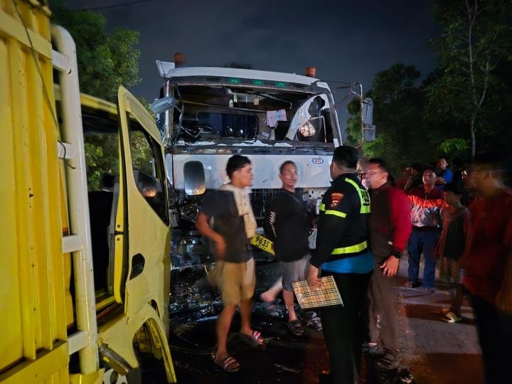 Paksa Menyalip, Colt Diesel dan Kontainer Laga Kambing di Rumbai Barat