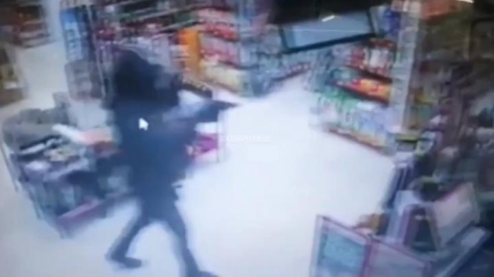 Karyawati Alfamart Dirampok Pakai Diduga Pistol, Videonya Viral