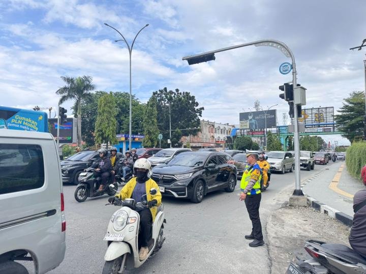 Wadirlantas Polda Riau Turun Langsung Urai Kemacetan Long Weekend di Pekanbaru
