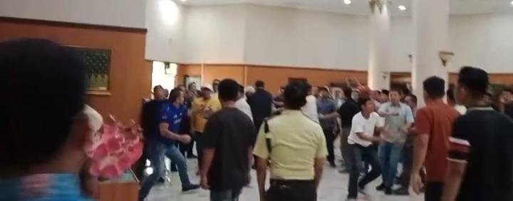 Wakil Ketua DPRD Riau dan Ketua Komisi V Beserta Pendukung Ribut saat Rapat Banggar