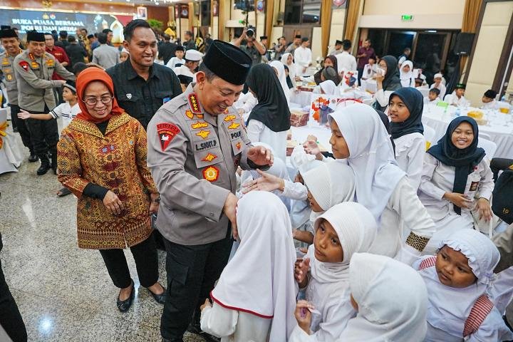 Berbagi Takjil dan Buka Puasa Bersama, Kapolri Perkuat Sinergi dengan Media-Masyarakat