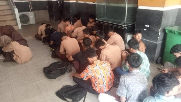 Nongkrong di Warnet saat Jam Belajar, 32 Pelajar Digelandang ke Kantor Satpol PP