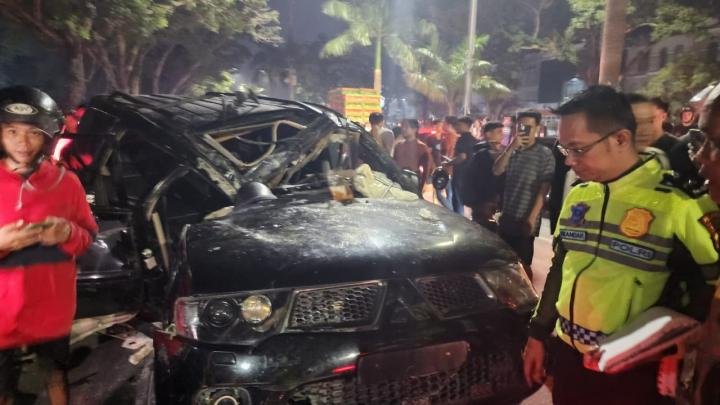 Hilang Kendali, Pajero Ringsek Hantam Besi Pengaman Rambu Lalu Lintas 