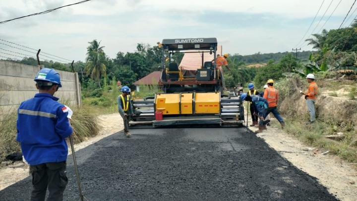 Perbaikan Berlanjut, Giliran Jalan Sukamaju Diaspal