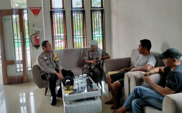 Ingatkan Warga Datang ke TPS, Bhabinkamtibmas Cooling System di Desa Kijang Makmur 