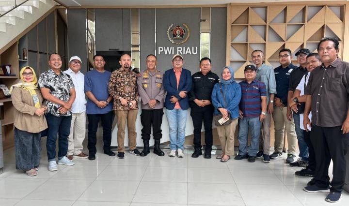 Sambangi PWI Riau, Kabid Humas Kombes Akmadi: Perkuat Sinergitas Informasi ke Masyarakat