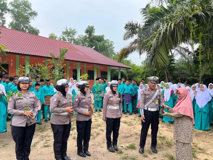 Ke SMA Binsus, Satlantas Polres Dumai Edukasikan Tertib Berlalu Lintas dan Ajak Lestarikan Alam