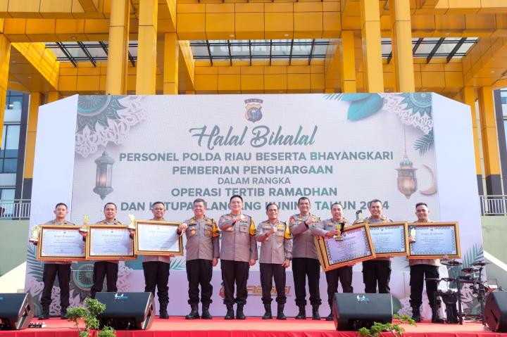 Sempena Halal Bi Halal, Kapolda Riau Berikan Penghargaan kepada 6 Kapolres