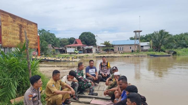 Arungi Sungai, Kapolsek Bonai Darussalam Ajak Tokoh Masyarakat Sukseskan Pilkada