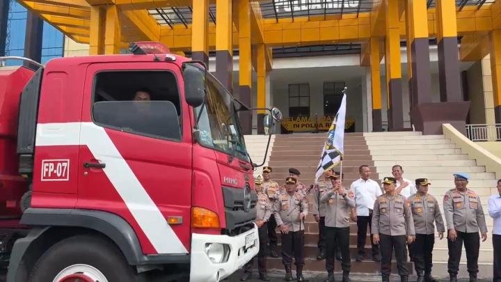 30 Truk Tangki Air Sumbangan Polda dan Bupati se-Riau serta PT PHR Dikirim ke Sumbar