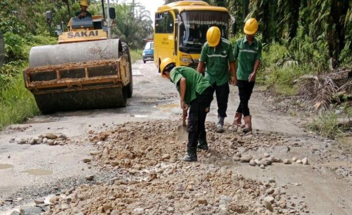 PT KTU Lakukan Perbaikan Jalan di Koto Gasib, Perkuat Akses Mobilitas Warga
