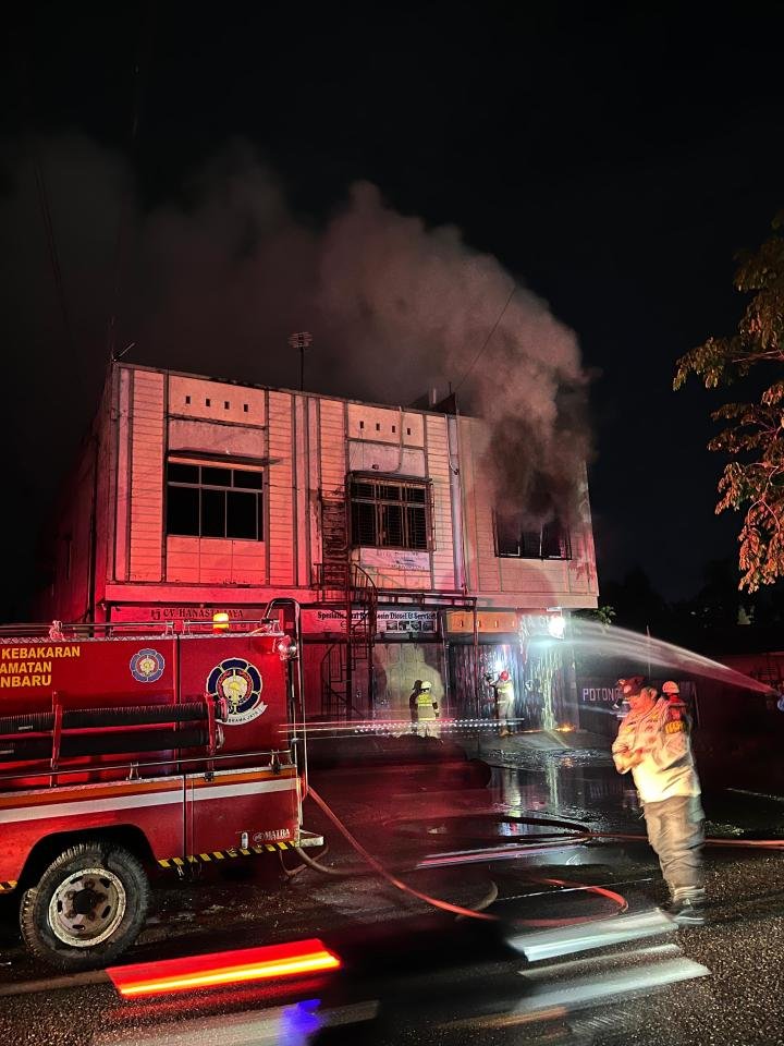Malam Ini Ledakan Keras Berkali-kali di Sigunggung saat Gudang Oli Terbakar