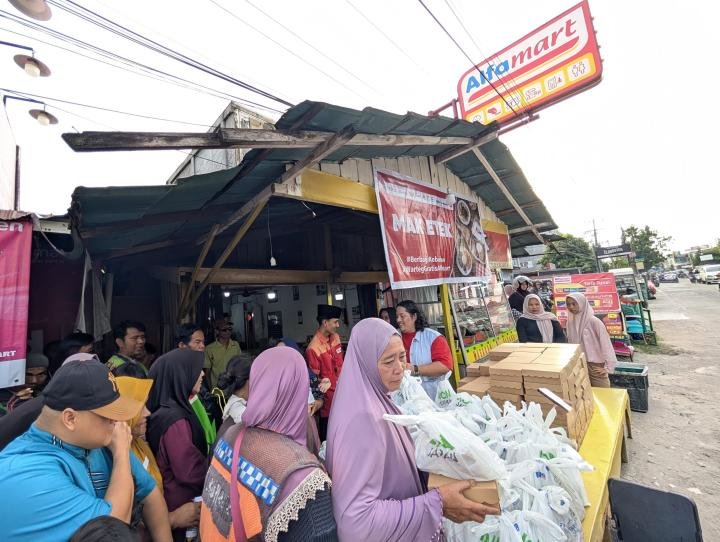 Warteg Gratis Alfamart 2026 Hadir di Pekanbaru dan 33 Kota. Bagikan 60.000 Paket Berbuka Puasa