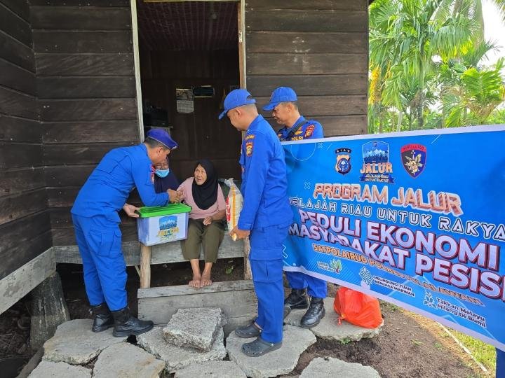 Ke Pulau Mendol, Jalur Satpolairud Polres Pelalawan Salurkan Bansos ke Warga Lansia