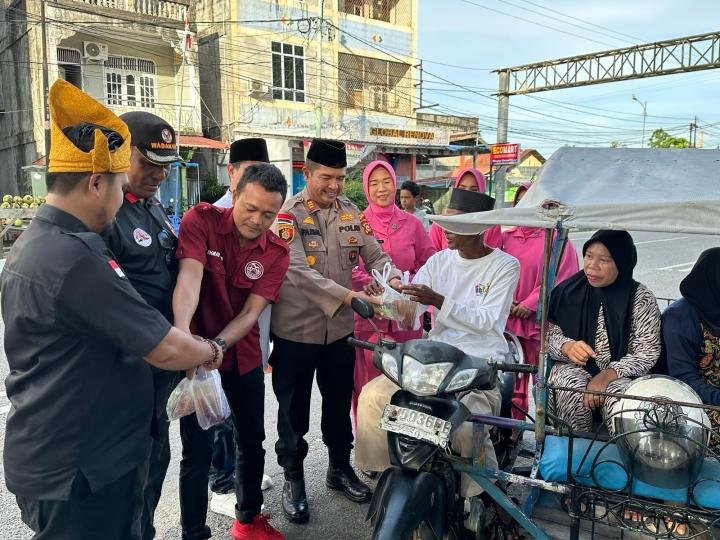 Bersama Istri dan Anggota, Kapolsek Bengkalis Bagikan 