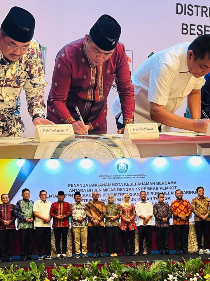 Bupati Pelalawan Tandatangani MoU Pembangunan Jaringan Gas Rumah Tangga Tahap II