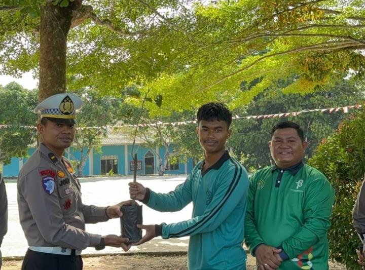 Gaungkan Green Policing, Satlantas Polres Rohul Tanam Pohon Bersama Siswa MAN 1 Rambah