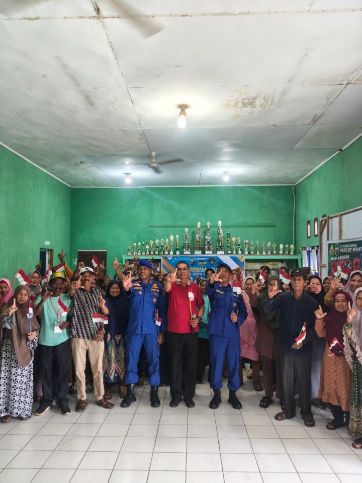 HUT RI ke-81, Ditpolairud Polda Riau Gelar Program Jalur Bagikan Sembako, Bendera, dan Bibit Pohon 