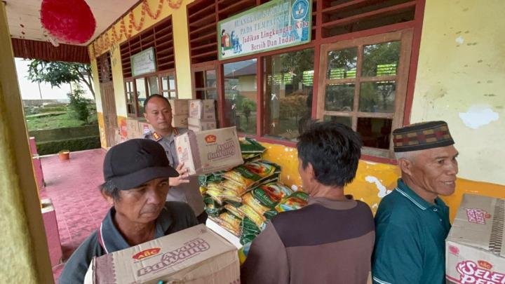 Brimob Riau Salurkan Bantuan ke Agam, Warga: Terima Kasih, Pak. Bantuan Ini Sangat Berarti